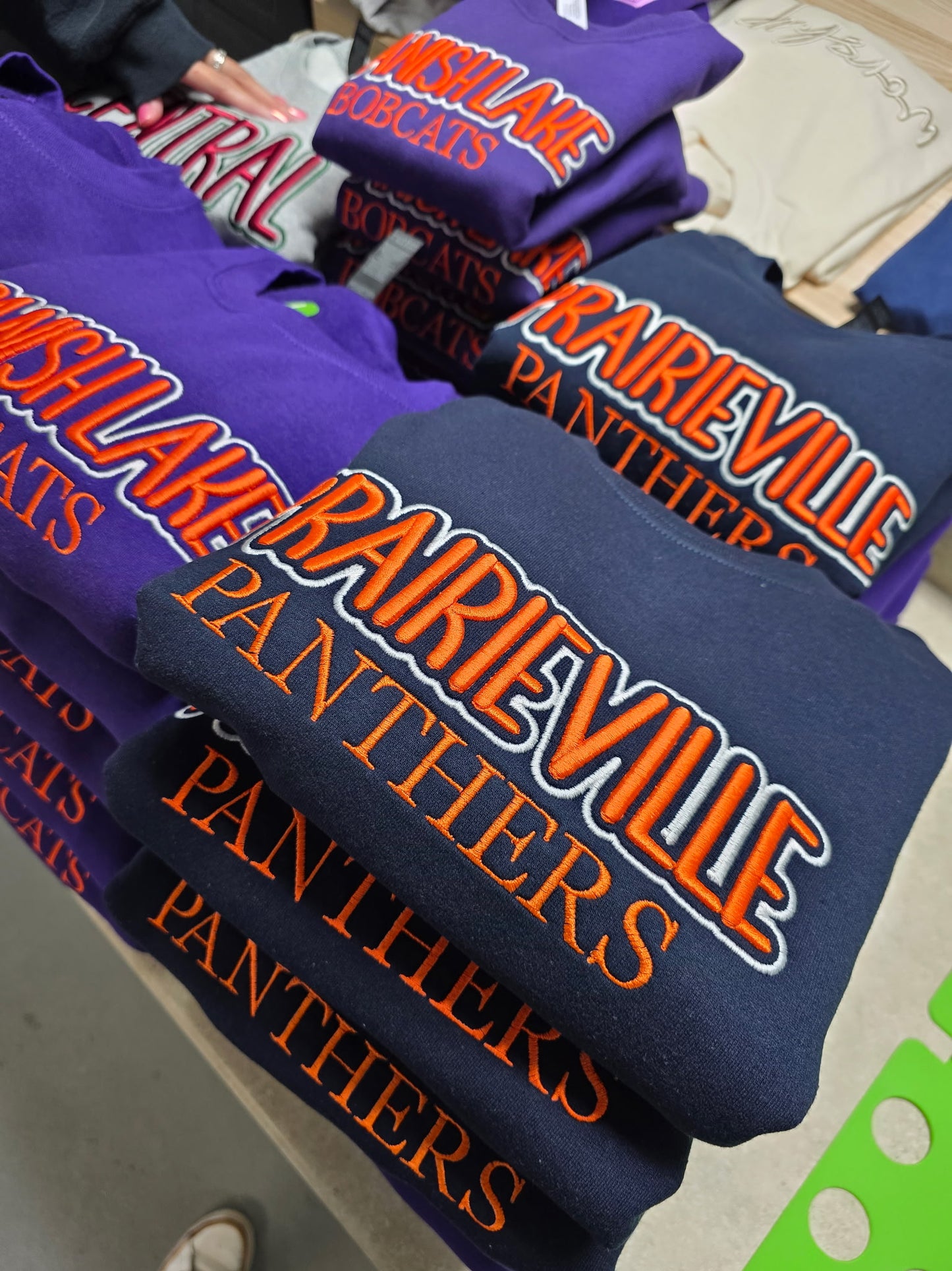 Prairieville Middle Puff Embroidered Crewneck